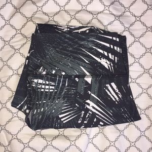 Leaf print cropped leggings